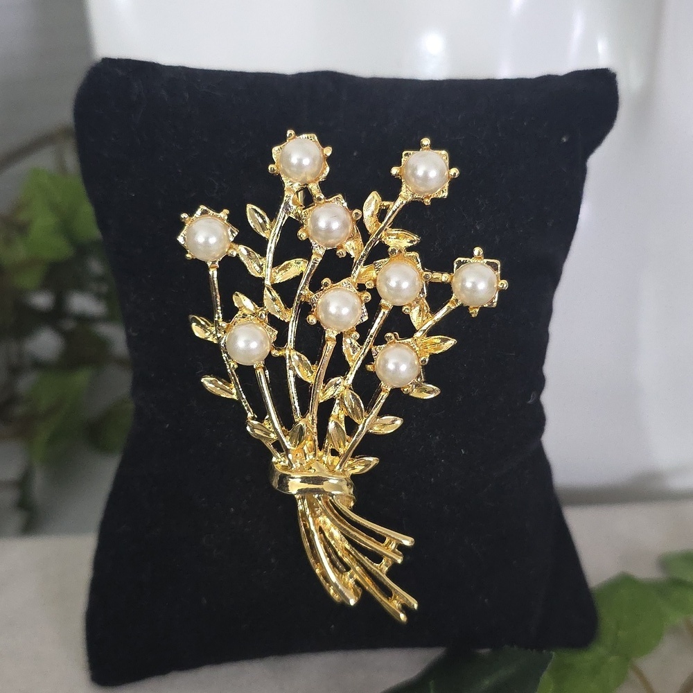 Gold Bouquet Broch Pin with Pearls
